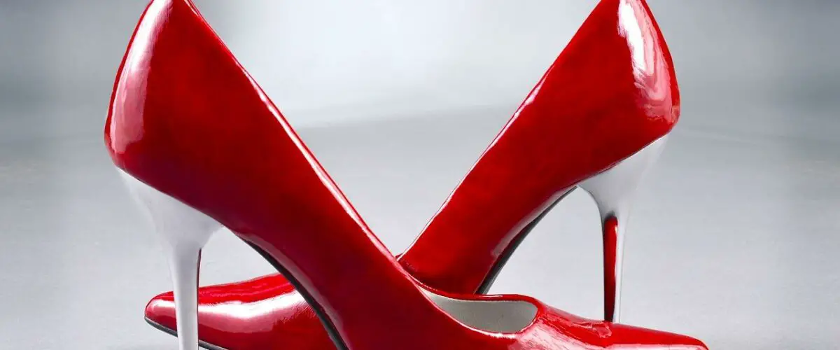 co pasuje do czerwonych butów